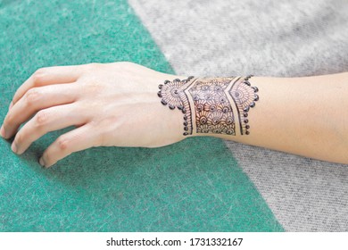 Beautiful Bracelet Mehndi Design On Girl Hand