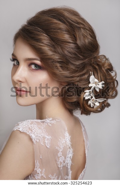 Schone Braut Mit Mode Hochzeitsfrisur Stockfoto Jetzt Bearbeiten