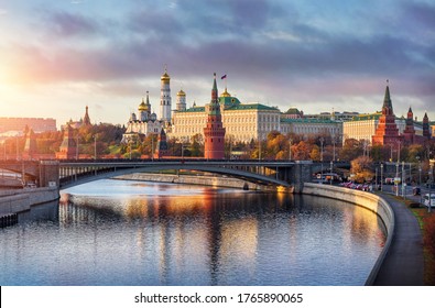 Schöne Brücke in Moskau mit See