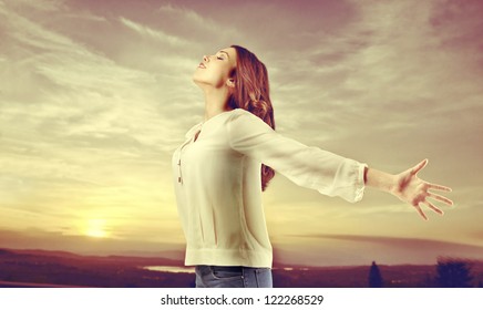 11,681 Woman open arms sun Images, Stock Photos & Vectors | Shutterstock