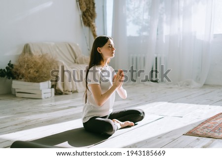 Foto Bild Junges Mädchen macht Yoga Fitness-Übung im Freien in schönen Bergen Landschaft. Mädchen tun Morgengymnastik auf einer Wiese in den Bergen. Meditation und Entspannung. Gesunder Lebensstil.