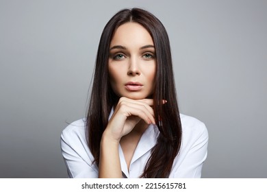 Beautiful Brunette Girl With Green Eyes. Fashion Beauty Portrait Of Beautiful Woman