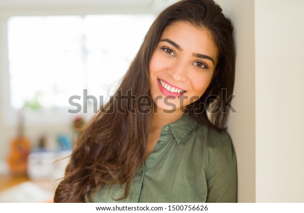 明るく 幸せそうで前向きに見える美しいブルネットの女性 の写真素材 今すぐ編集 明るく 幸せそうで前向きに見える美しいブルネットの女性 の写真素材 今すぐ編集