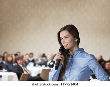 Schöne Geschäftsfrau spricht auf der Konferenz.
