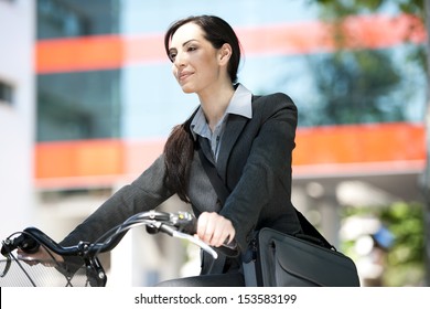 女性 スーツ 自転車 の画像 写真素材 ベクター画像 Shutterstock