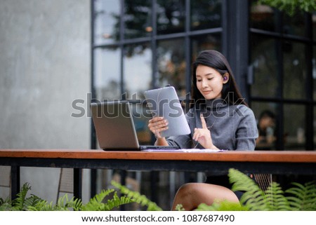 Similar – Junge Frau arbeitet im Freien mit Laptop in einem Stadtpark