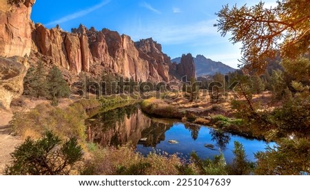 The beautiful Canyon and River Trail on the Crooked River in Smith Rock State Park in Oregon 商業照片 © 