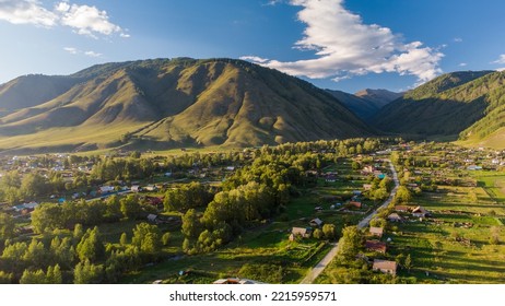 Beautiful Car Road To The Mountains Among The Trees.Photos Of The Republic Of Gorny Altai In The Summer, 