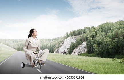 女性 スーツ 自転車 の写真素材 画像 写真 Shutterstock