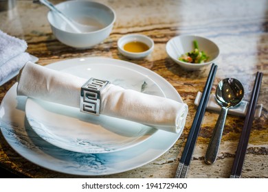 Beautiful China Porcelain Chinese Fine Dining Utensils With Chopsticks And Napkin Ring