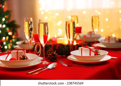 Beautiful Christmas Table Setting