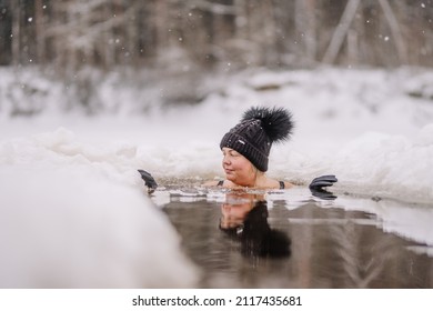 Beautiful Chubby Girl In Winter Swim, Winter Hardening Therapy, Ice Cold Swim In The River