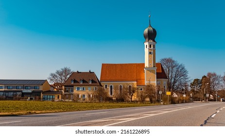 Schöne Kirche mit wolkenlosem blauen Himmel in Rosenheim, Bayern, Deutschland
