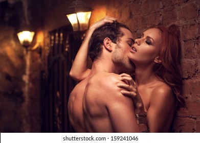 Schönes Ehepaar, das Sex an einem wunderschönen Ort hat. Mann küsst FrauÃ?Âs Nacken? 