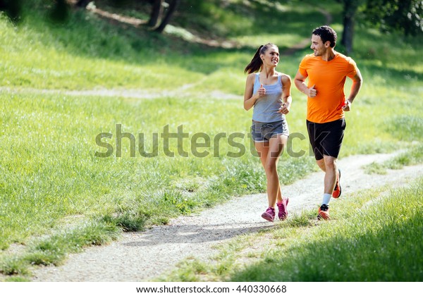 emulsion ideologi Fæstning Beautiful Couple Jogging Nature Living Healthy Stock-foto (rediger nu)  440330668