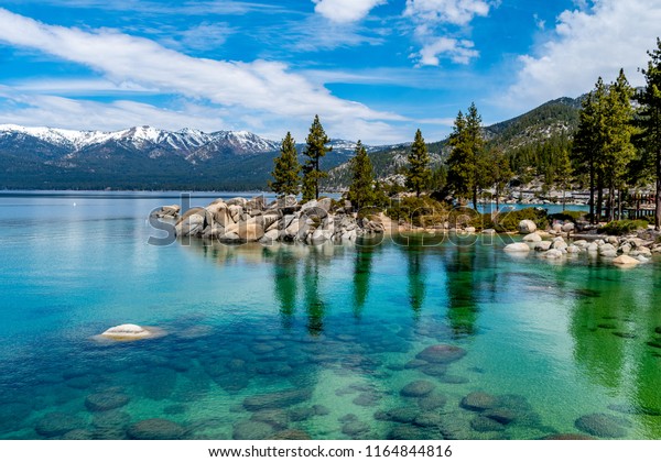 タホ湖の美しい水晶の澄んだ水 の写真素材 今すぐ編集