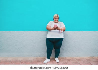 Beautiful Curvy Woman With Smartphone Enjoy Music From Playlist - Happy Chubby Girl And Technology Trend Concept