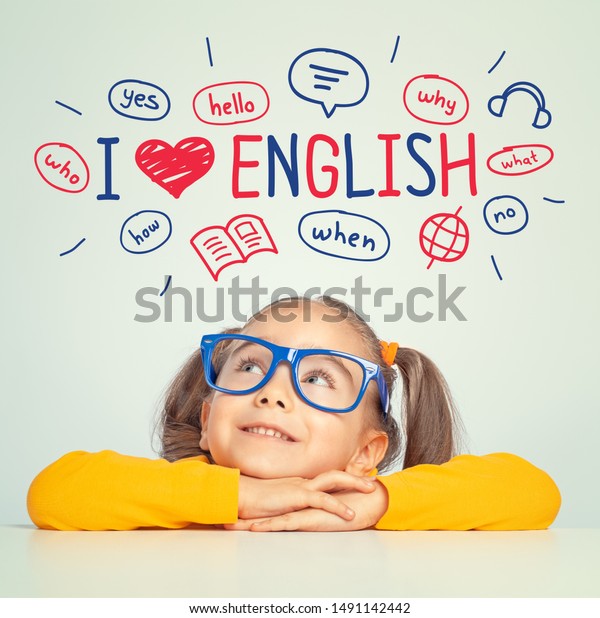 頭の上の英語のイラストや単語を見ながら眼鏡をかけた美しい可愛い女の子 私は英語のコンセプトが大好きです の写真素材 今すぐ編集