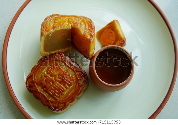 Beautiful delicious
tradition moon cake  with double egg yolk and green bean paste with
