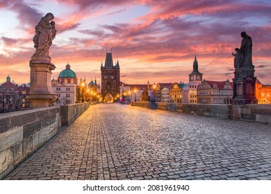 Beautiful early morning dawn twilight at the famous medieval Charles Bridge that crosses the Vltava river. Prague or Praha, Czech republic.