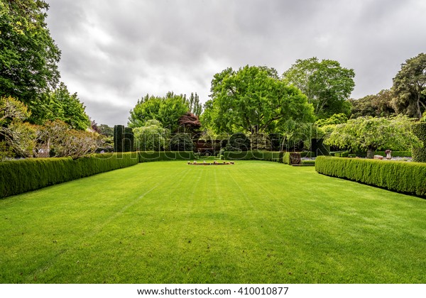 Beautiful English style garden with hedges,
& symmetrical type design, with a large open green lawn for
parties & open air activities. The garden is designed with
European flair, class and
tradition.