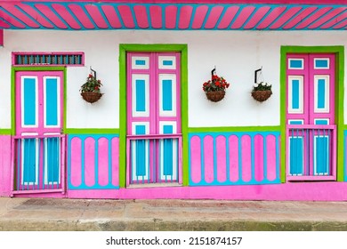 Schöne Fassaden der Häuser Salento Stadt in Kolumbien. Farbige Tür der traditionellen Häuser, grün, rosa, blau