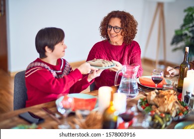 Schöne Familie lächelt glücklich und selbstbewusst. RöstTruthühnchen essen und Weihnachten zu Hause feiern