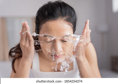 Beautiful Female Asian Use Water To Wash Your Face Wash Face.