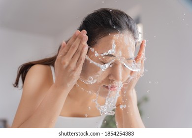 Beautiful Female Asian Use Water To Wash Your Face Wash Face.