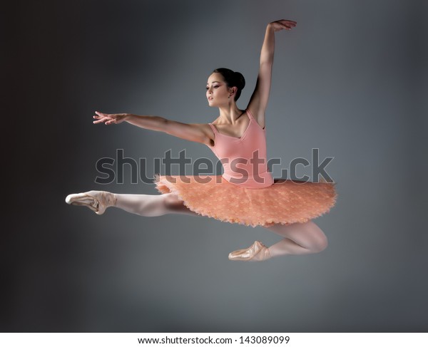 Tryk ned Næb jomfru Smuk kvindelig balletdanser på grå baggrund. Stock-foto (rediger nu)  143089099