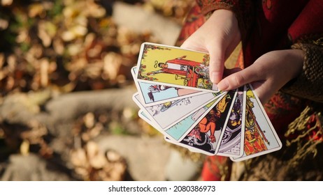 2,951 Magician holding cards Images, Stock Photos & Vectors | Shutterstock