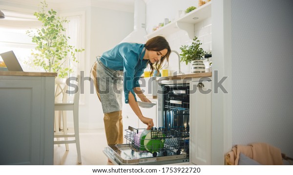 Девушка в фартуке на кухне