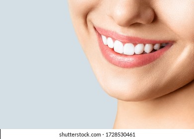 Красивая женская улыбка после процедуры отбеливания зубов. Стоматологическая помощь. Концепция стоматологии.