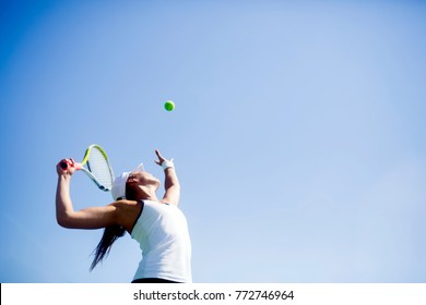 Красивая женщина теннисистка, выступающая