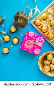 Belle photo festive pour la célébration de l'Aïd. Beaucoup de chocolats, une boîte cadeau placée avec le traditionnel phare du Ramadan, photo d'en haut.