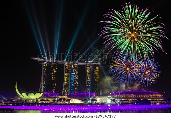 シンガポールのマリーナベイの美しい花火 の写真素材 今すぐ編集