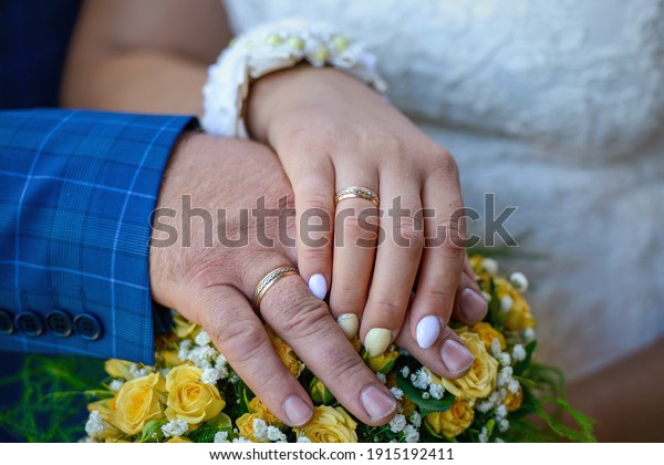 Beautiful\
flowers and wedding rings on the wedding\
day.