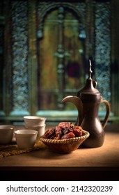 Belle photo d'une cafetière rustique du Moyen-Orient avec des dattes. Un café arabe servi avec des dattes sucrées.