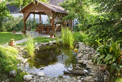 美丽的花园与长凳和小池塘放松