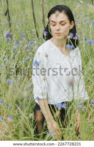 Similar – Junge Frau genießt einen sonnigen Tag in der Natur