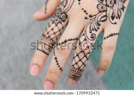 beautiful girl back hand flower henna design