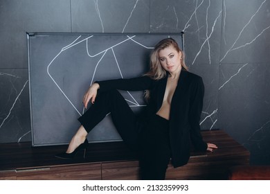85 Chair Nude Office Woman Images, Stock Photos & Vectors | Shutterstock