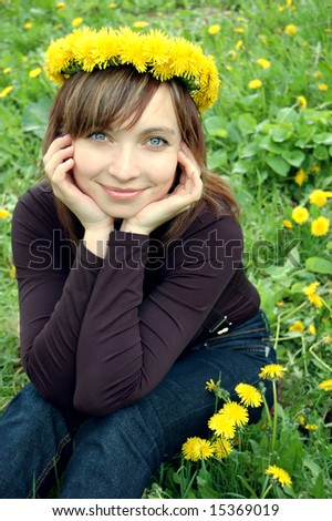 Similar – Junge glückliche Frau, die einen sonnigen Tag in der Natur genießt.