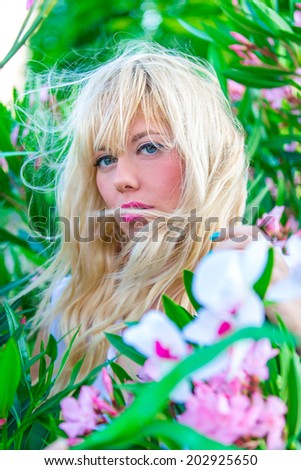 Similar – Foto Bild Junge blonde Frau, die in der Nähe einer riesigen Blume posiert.