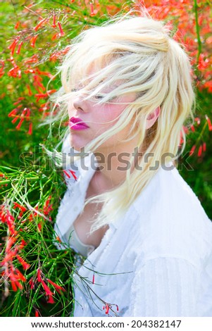 Similar – Fröhliche blonde Frau, die mit einem riesigen Gänseblümchen posiert.