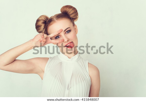 Beautiful Girl Funny Hairstyle Makes Peace Stockfoto Jetzt
