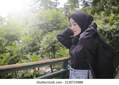 676 Muslim girl hiking Images, Stock Photos & Vectors | Shutterstock