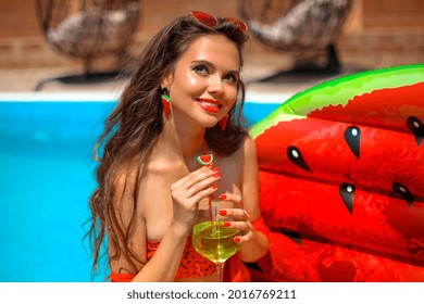 Schönes Mädchen Holding Glass Coctail mit Wassermelonen schwimmen Matratze Pool auf Villa Resort. Weibchen genießen Sommerurlaub. Luxuriöser Lifestyle und Modekonzept.