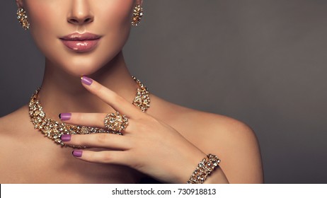 Beautiful girl with jewelry . A set of jewelry for woman ,necklace ,earrings and bracelet. Beauty and accessories. - Shutterstock ID 730918813