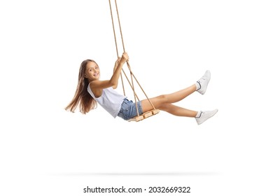 Hermosa muchacha con el pelo largo balancéandose sobre un balancín de madera aislado en fondo blanco